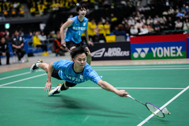 专业教练示范:如何用左手打出精准吊球与劈杀