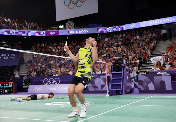 少儿羽毛球基本功：发球、接球与移动步法详解