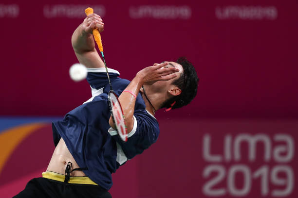 羽毛球场前发球线与后发球线的宽度和长度规定