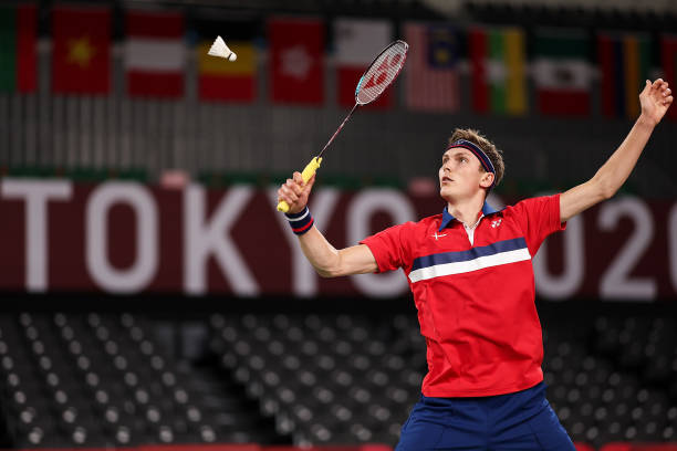 从零开始学发球：羽毛球标准动作分步指南