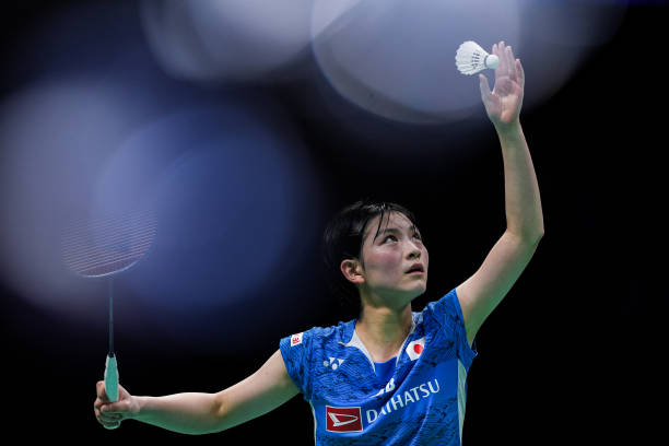 羽毛球场地的网高和网柱位置如何确定？