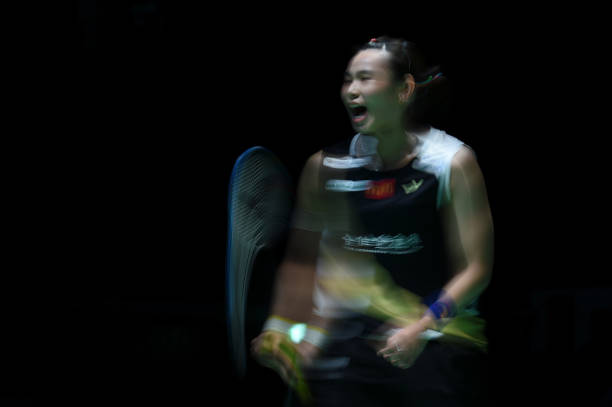 羽毛球单打发球站位详解:前场还是后场?