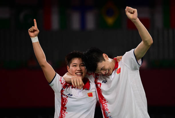 羽毛球双打发球技巧：如何利用规则占据优势？