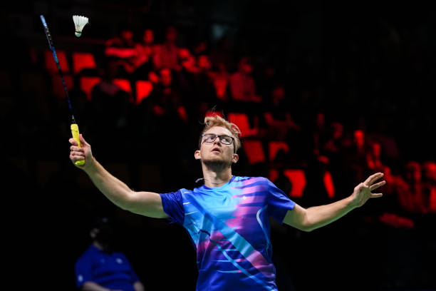 羽毛球比赛时,单打和双打场地如何调整?