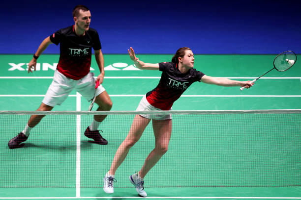 发球必须对角吗？羽毛球单打发球落点规则解读