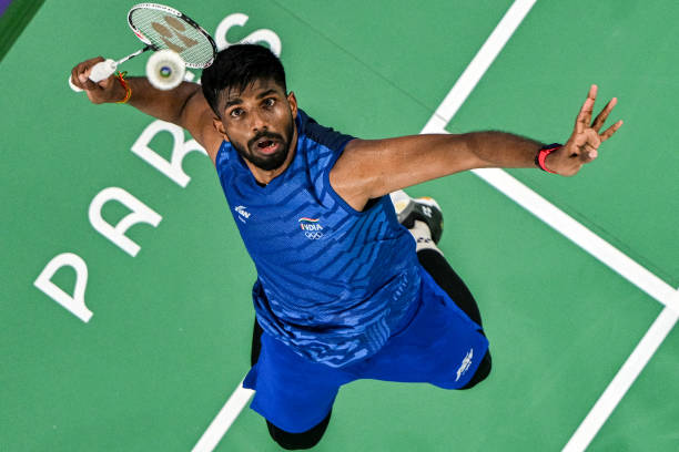 从力学角度解析高远球的高度与飞行轨迹