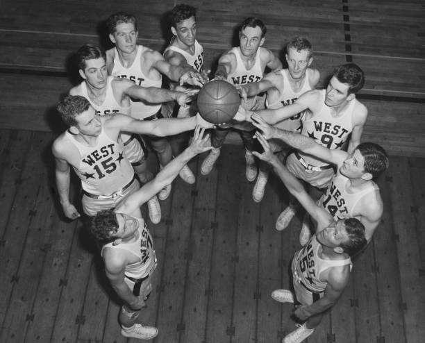 跨越时代的较量:NBA五十大巨星重排争议不断