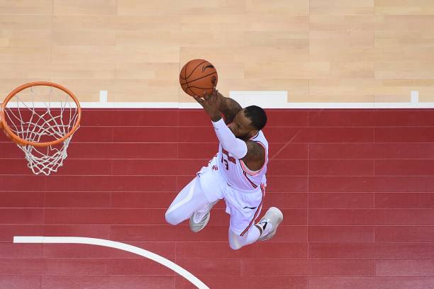 篮球直播平台在线观看视频大全中的战术解析：如何用智慧与团队协作赢得比赛