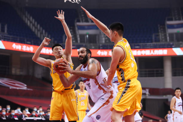 女性篮球爱好者必看：适合女生的投篮姿势调整与技巧