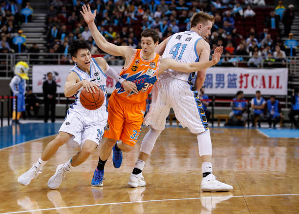 从边路到中路:现代足球进攻战术演变