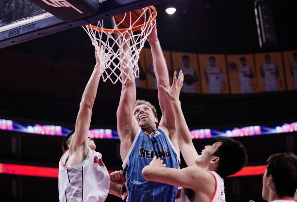 抢篮板的艺术:预判、卡位与二次起跳的实战应用