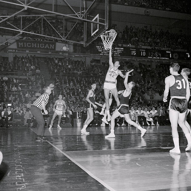 如何区分带球撞人与阻挡犯规?关键要点详解