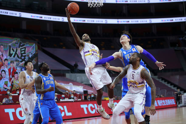 青岛男篮阵容与CBA强队对比:差距在哪里?如何弥补?