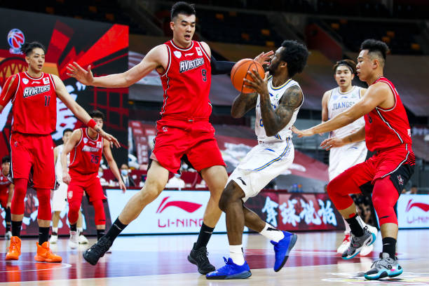 视频详解:篮球阻挡犯规的常见场景与正确应对方法