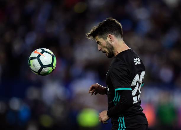 裁判一脚世界波引爆全场！网友：建议改行踢职业