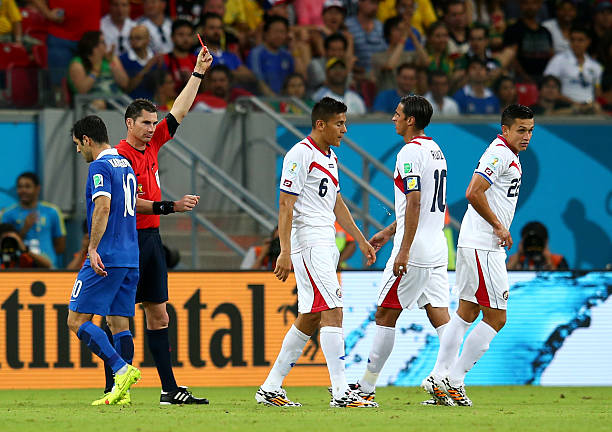 C罗的电梯球 vs 梅西的贴地斩:球星招牌射门技术归类