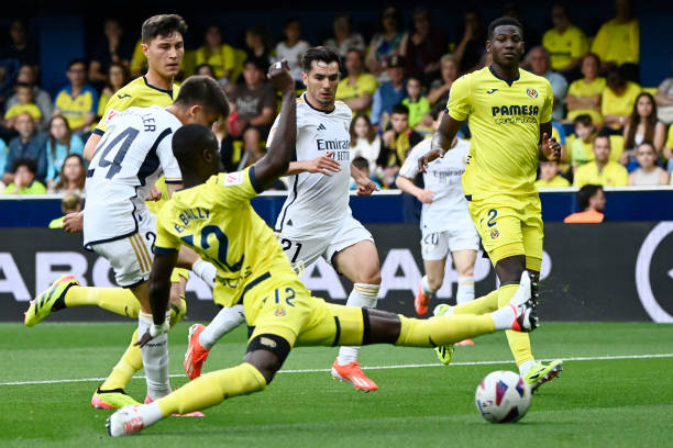 解析C罗、梅西等球星的任意球技术差异