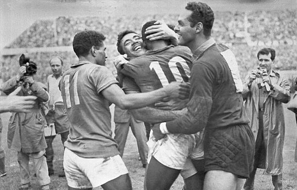 > 冷知识问答：一个标准足球门的横梁下沿距离地面精确到厘米是多少？