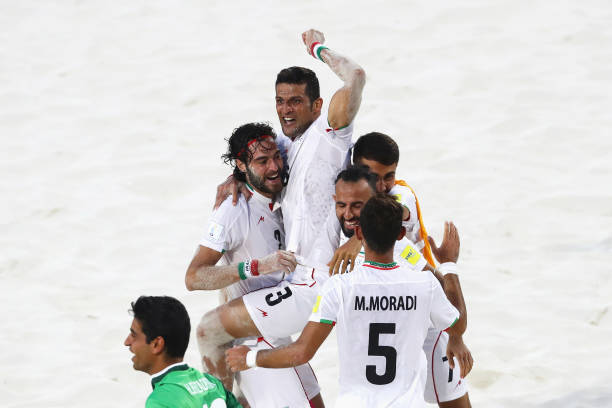 橄榄球与足球:规则差异背后的体育哲学