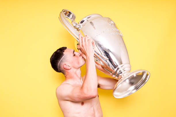 C罗头球破门瞬间遭对手飞踹，裁判判罚引热议