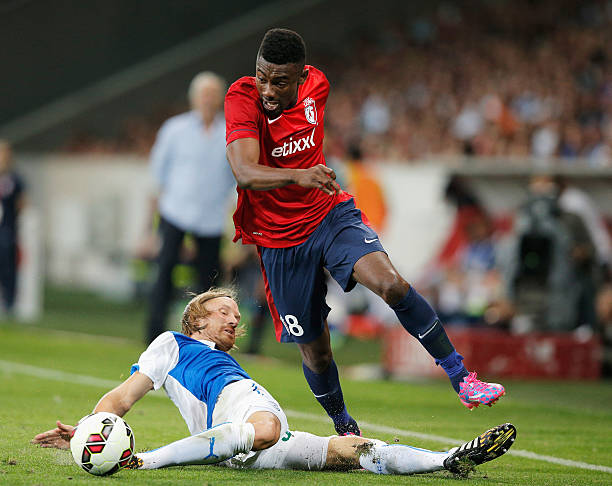 高效铺设人造足球场草坪：施工流程与工具使用指南