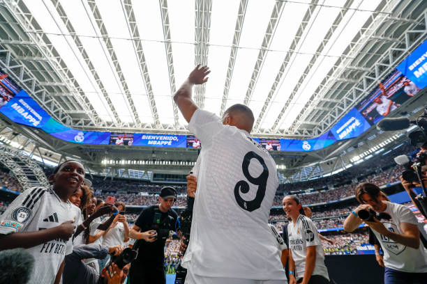 莫德里奇:克罗地亚国家队的中场灵魂与领袖