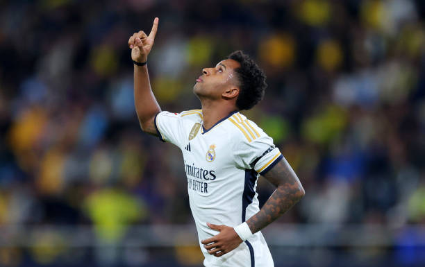 高中锋战术的复兴：边路传中阵型在当代足球中的价值