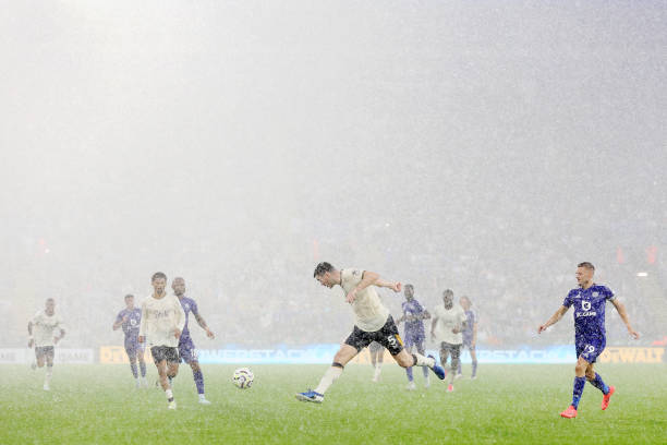 禁区内的犯规：点球还是间接任意球？关键判例分析