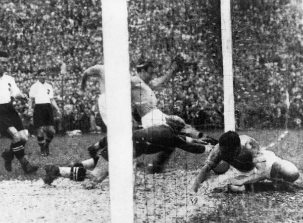 哈兰德的标志性造型：棒球帽、大金链与oversize风