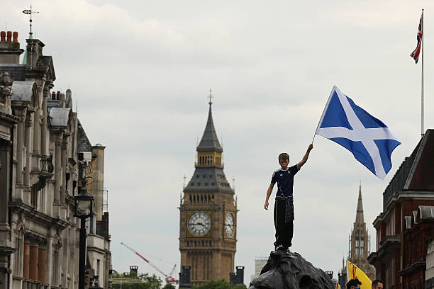 脚弓推射的细节决定成败：触球点、摆腿角度与跟随动作详解