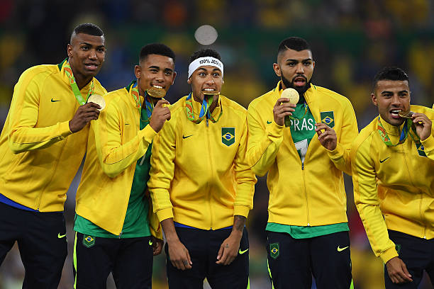 从青涩到成熟：贝克汉姆与妻子维多利亚的颜值进化史