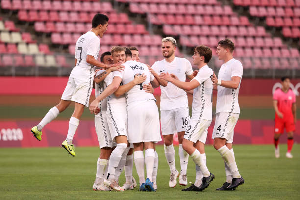 间接任意球直接射门时，防守球员触球是否构成犯规？