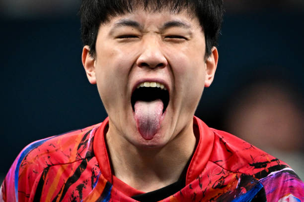 乒乓世界视频趣味挑战：职业选手用平底锅能打赢业余吗？