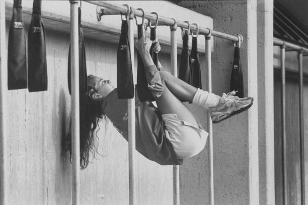 游泳救生员证考取费用与就业前景分析