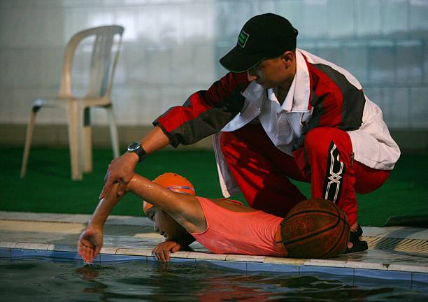 游泳时泳衣意外脱落？教你几招从容应对