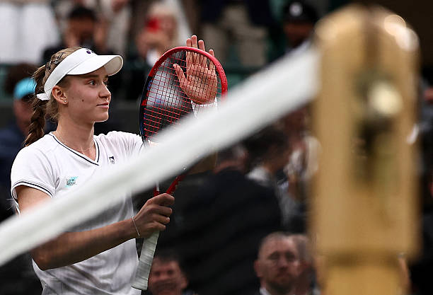 不同场地类型如何影响球员的战术和表现?