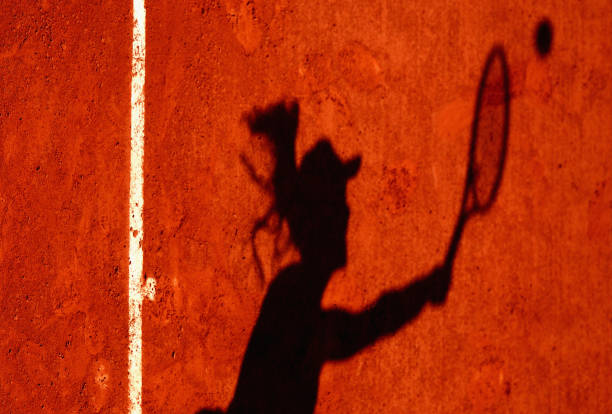 为什么法网使用红土而温网使用草地?