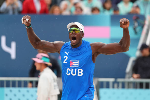 双姝并肩!朱婷惠若琪同场竞技引爆全场