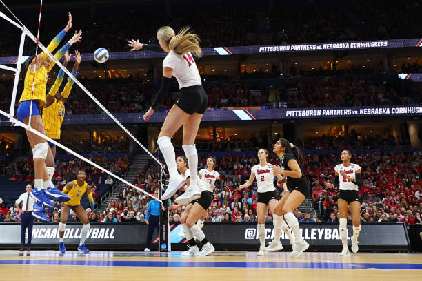 小小排球手的大比拼：小学生比赛解说视频