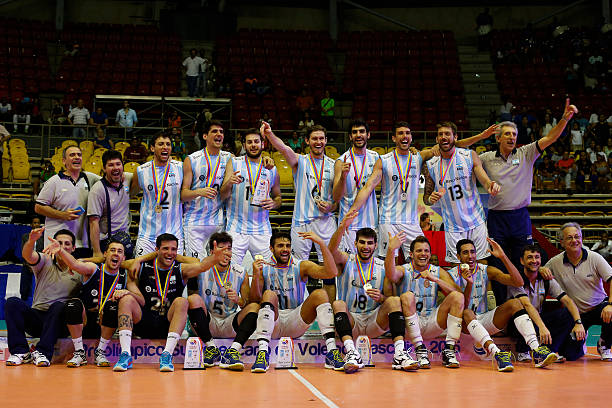 排球防守手法视频教程，快速反应与救球技巧