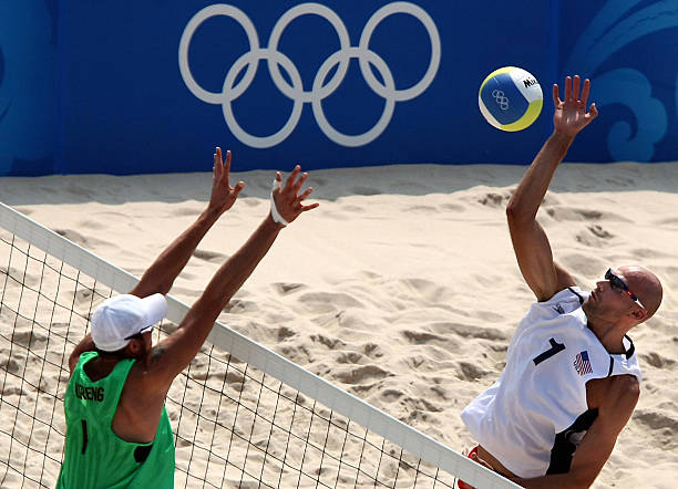 排球发球练习方法:日常训练提升发球水平