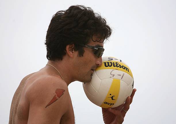 排球垫球动作视频合集：全方位学习接球技术