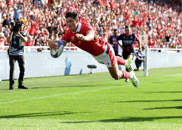 中国男足挑战亚洲劲旅日本，世界杯直播不容错过！