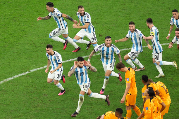 卡西利亚斯手捧金杯现身开幕式，世界杯传奇时刻再现